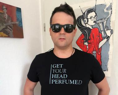 "Get Your Head Perfumed" - T-Shirt Black Herren M (Beidseitig bedruckt, hellblau) 